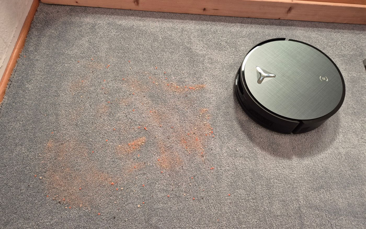 ECOVACS DEEBOT X12 OmniCyclone beim Saugtest auf Teppich mit Sand